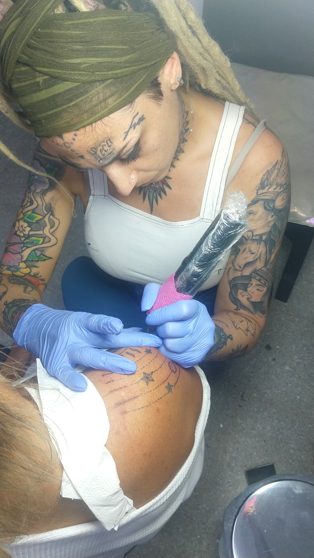 Sesión de tatuaje en Elfika.tattoo